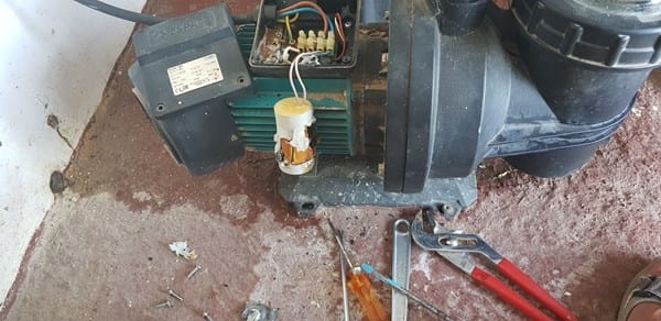 Bomba piscina quemada